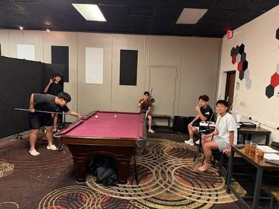 Sala de jogos do dormitório com mesa de sinuca