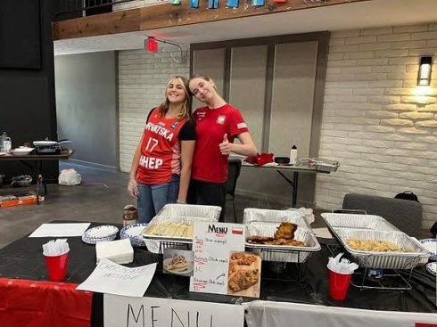 Mesa de comida servida em evento no refeitório