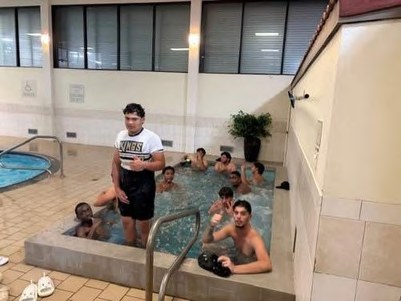 Hot tub do dormitório com estudantes