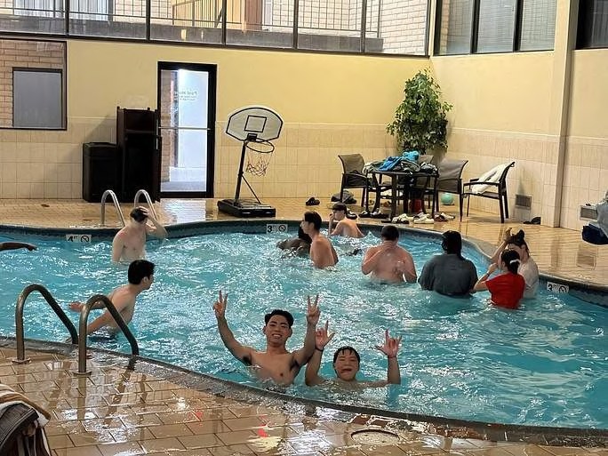 Piscina interna do dormitório com estudantes